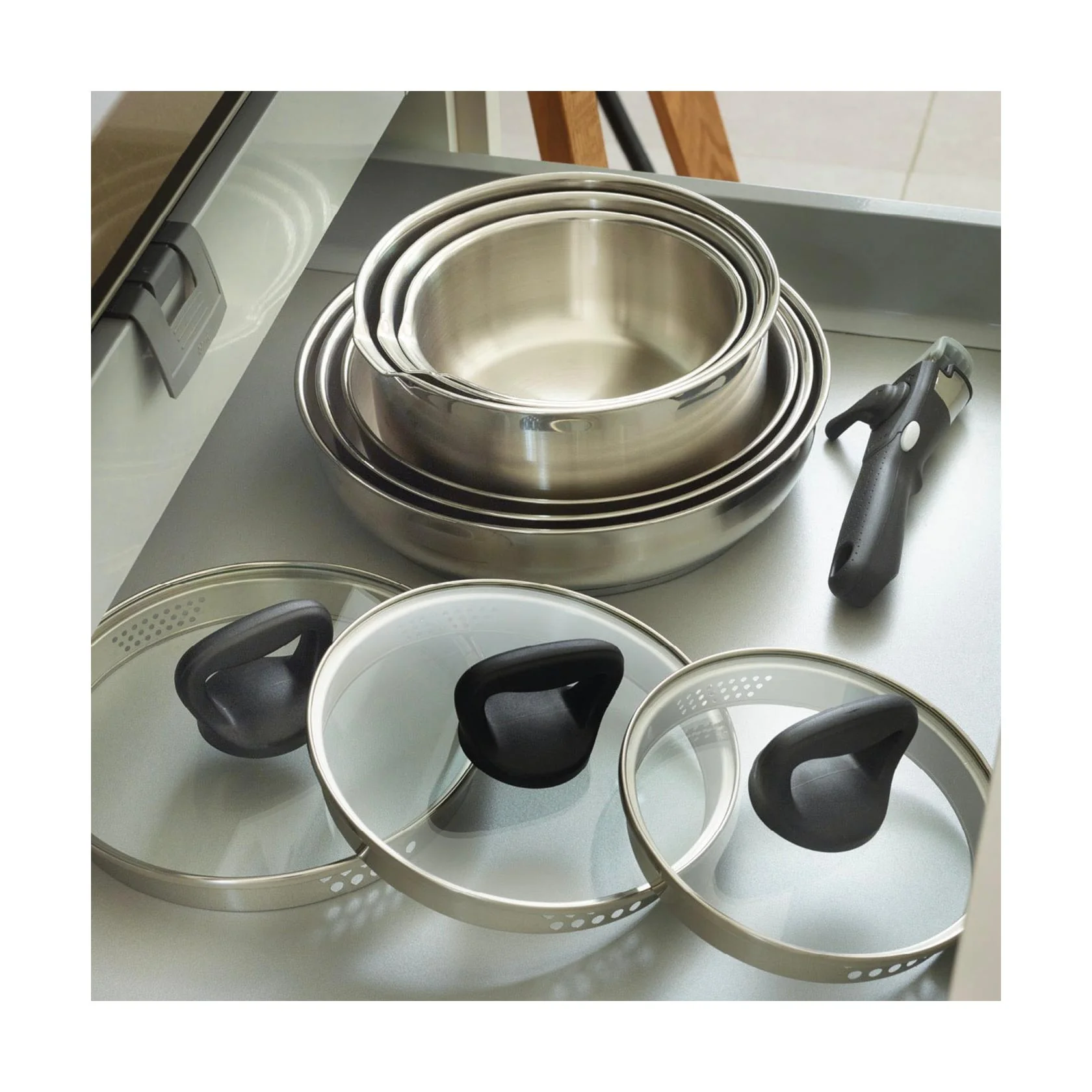 Set De 3 Casseroles En Inox + 3 Poêles Avec Revêtement Anti-Adhérent + 1 Poignée Amovible + 3 Couvercles Passoires Avec Manche En Inox - Argenté/Noir/Rouge - Image 4