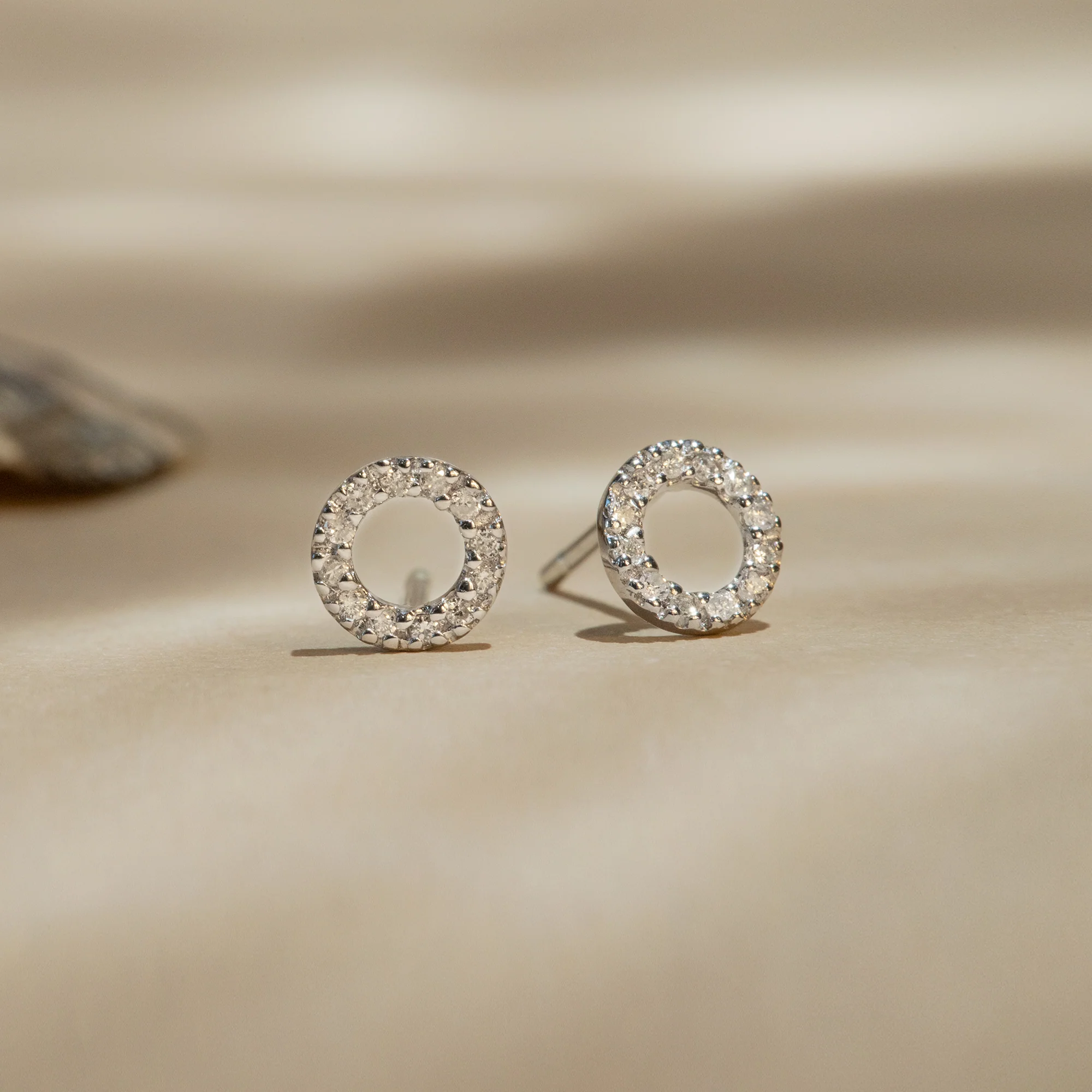 Boucles D'Oreilles "Simplicité" Diamant : 0,10" Simplicité" Diamant : 0,10Ct/24 - Or Blanc - Image 4