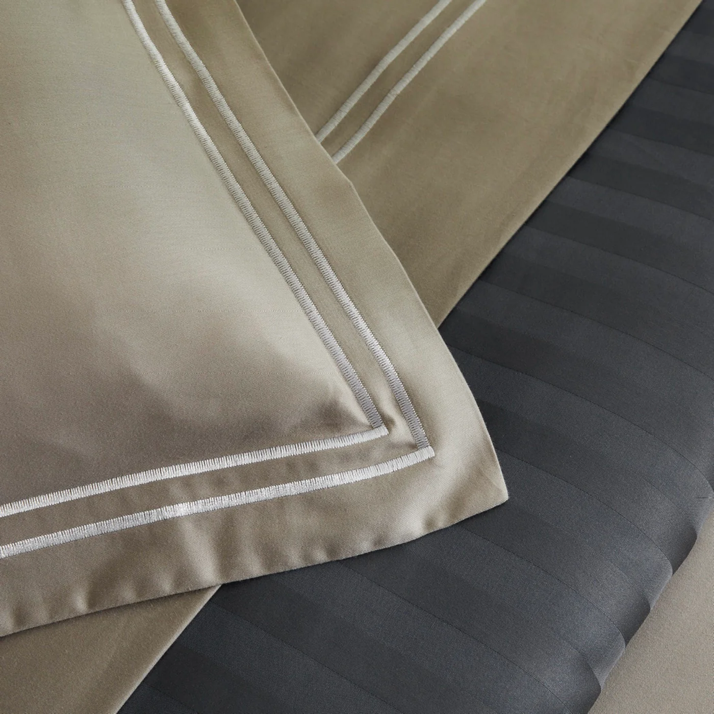 Housse De Couette + Taie D'Oreiller Satin De Coton - Antibes - Blanc / Taupe - Image 4