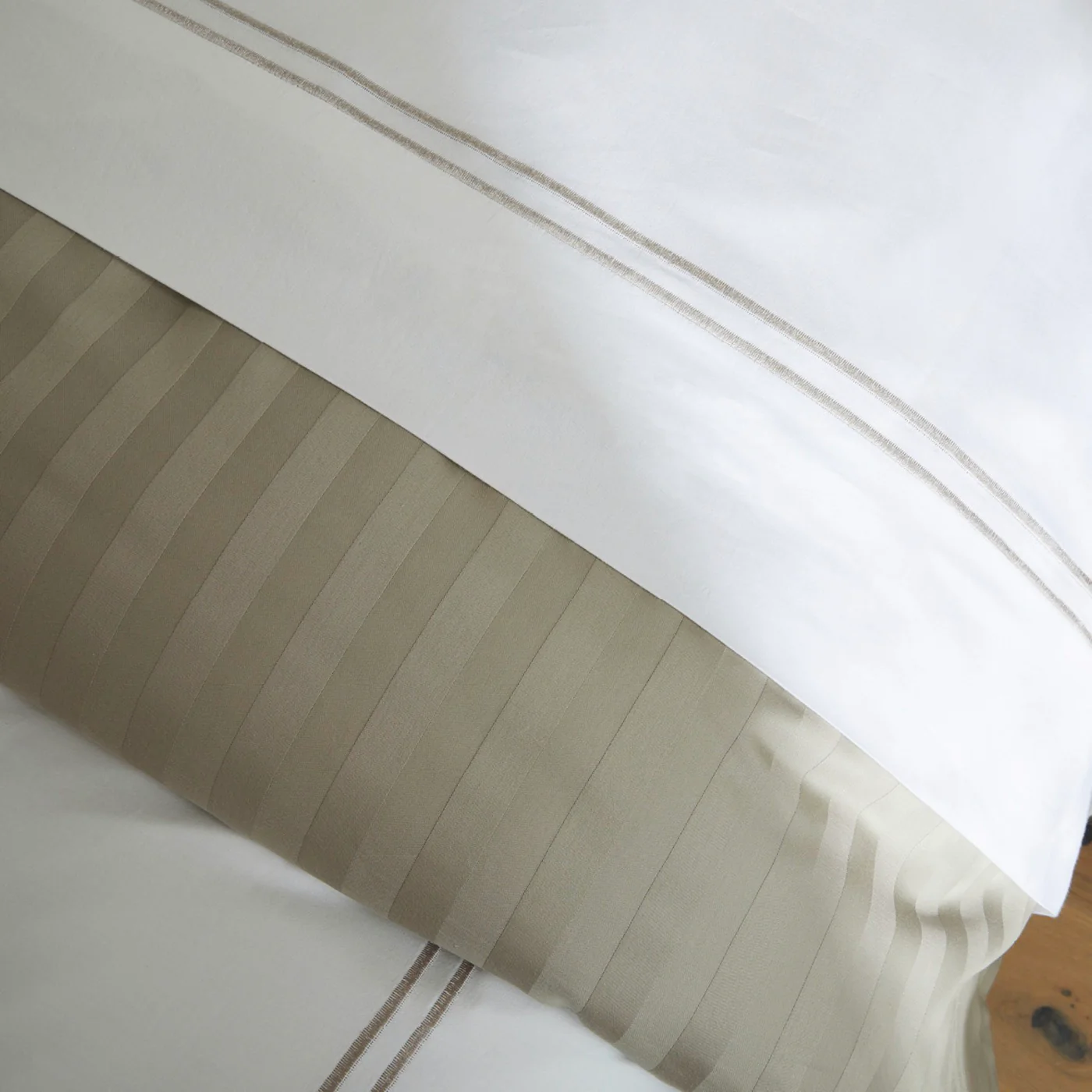 Housse De Couette + Taie D'Oreiller Satin De Coton - Antibes - Taupe / Blanc - Image 4