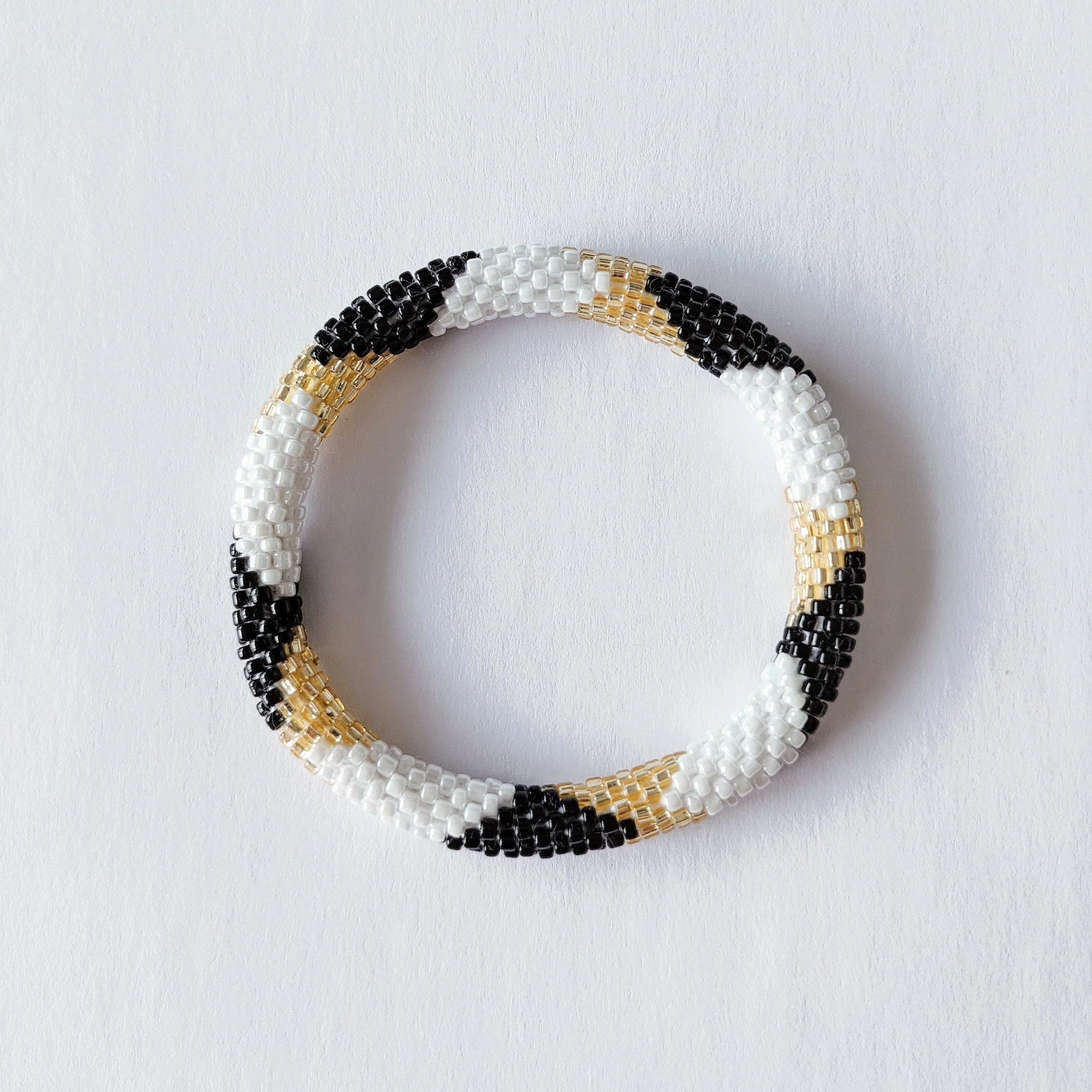 Bracelet népalais #1 (blanc, noir et doré) - Image 2