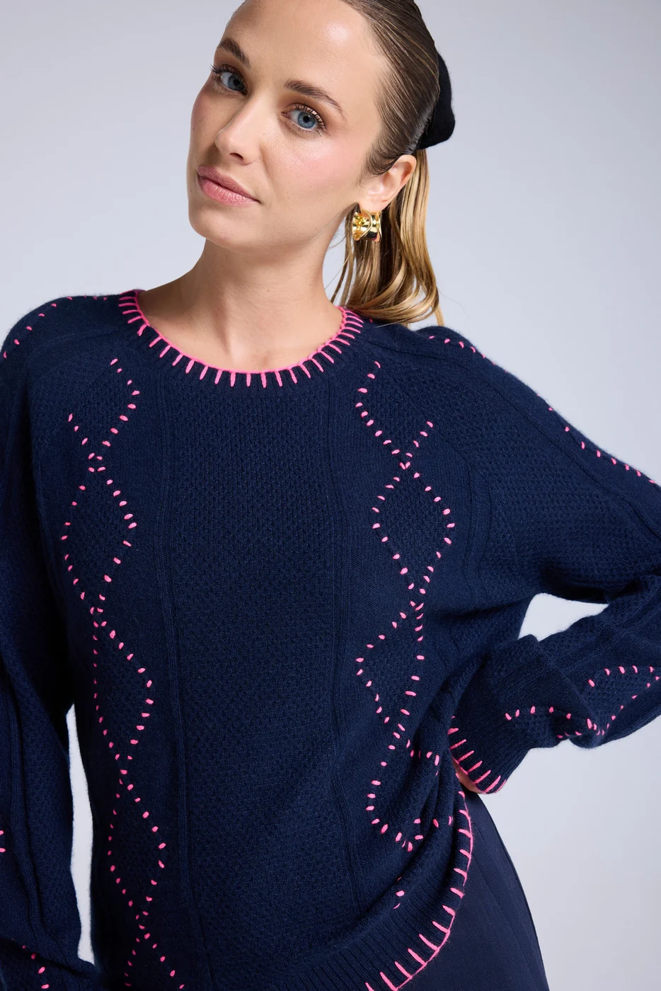 Pull Col Rond Torsades Et Surpiqures Barbara - Bleu Marine Rose Fluo