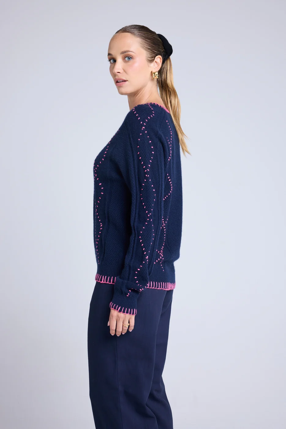 Pull Col Rond Torsades Et Surpiqures Barbara - Bleu Marine Rose Fluo - Image 4