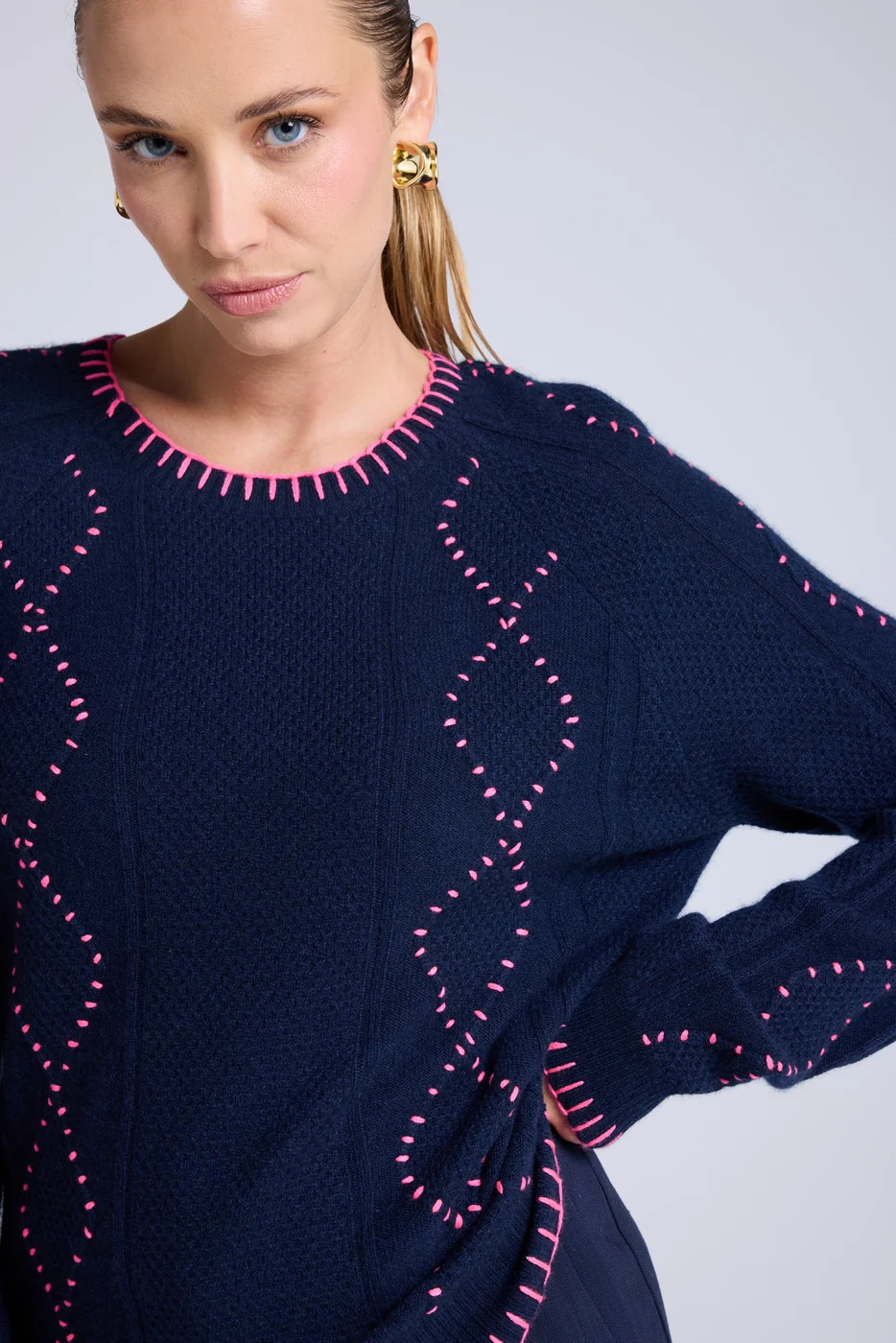 Pull Col Rond Torsades Et Surpiqures Barbara - Bleu Marine Rose Fluo - Image 6