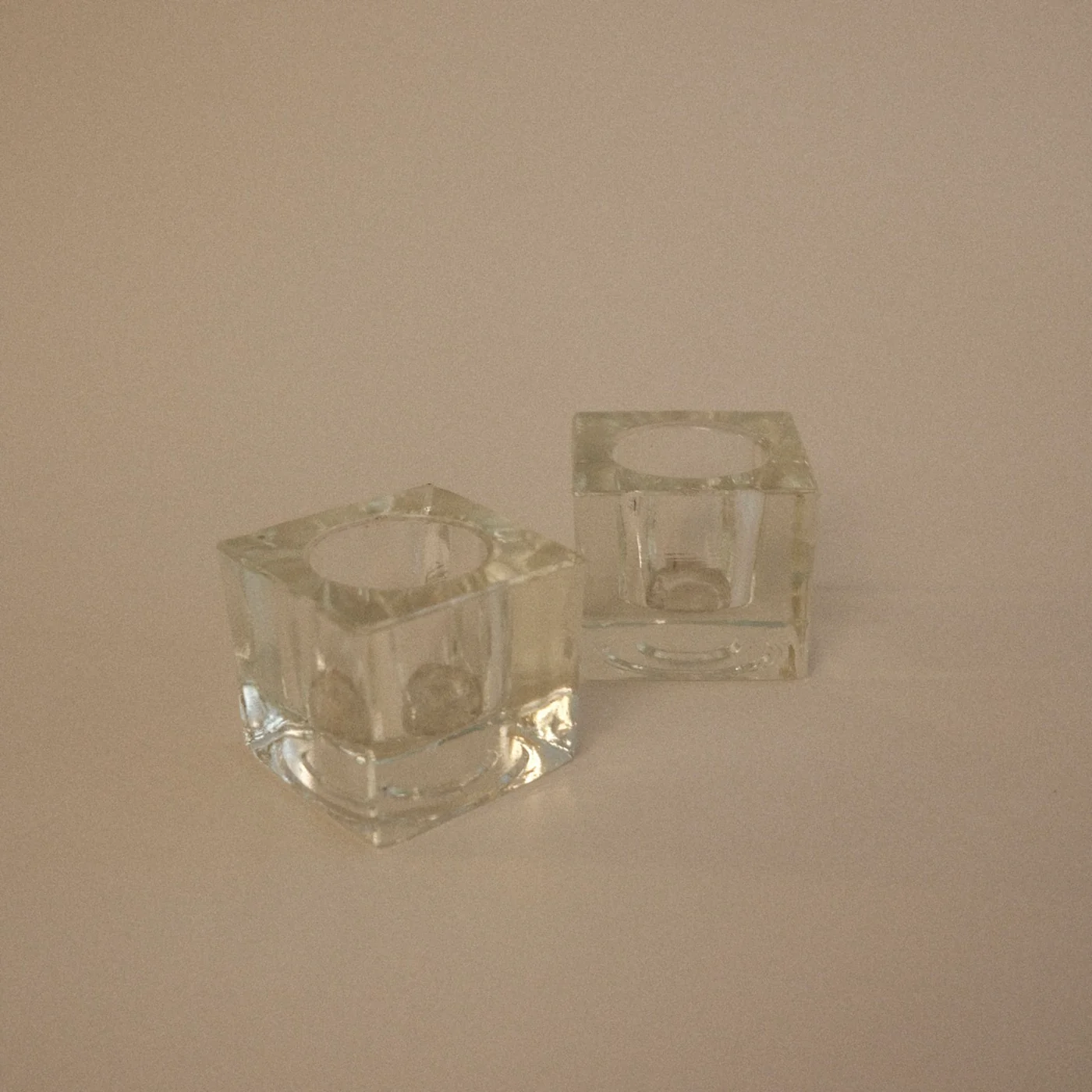 Paire De Bougeoirs Carrés En Verre - Image 2