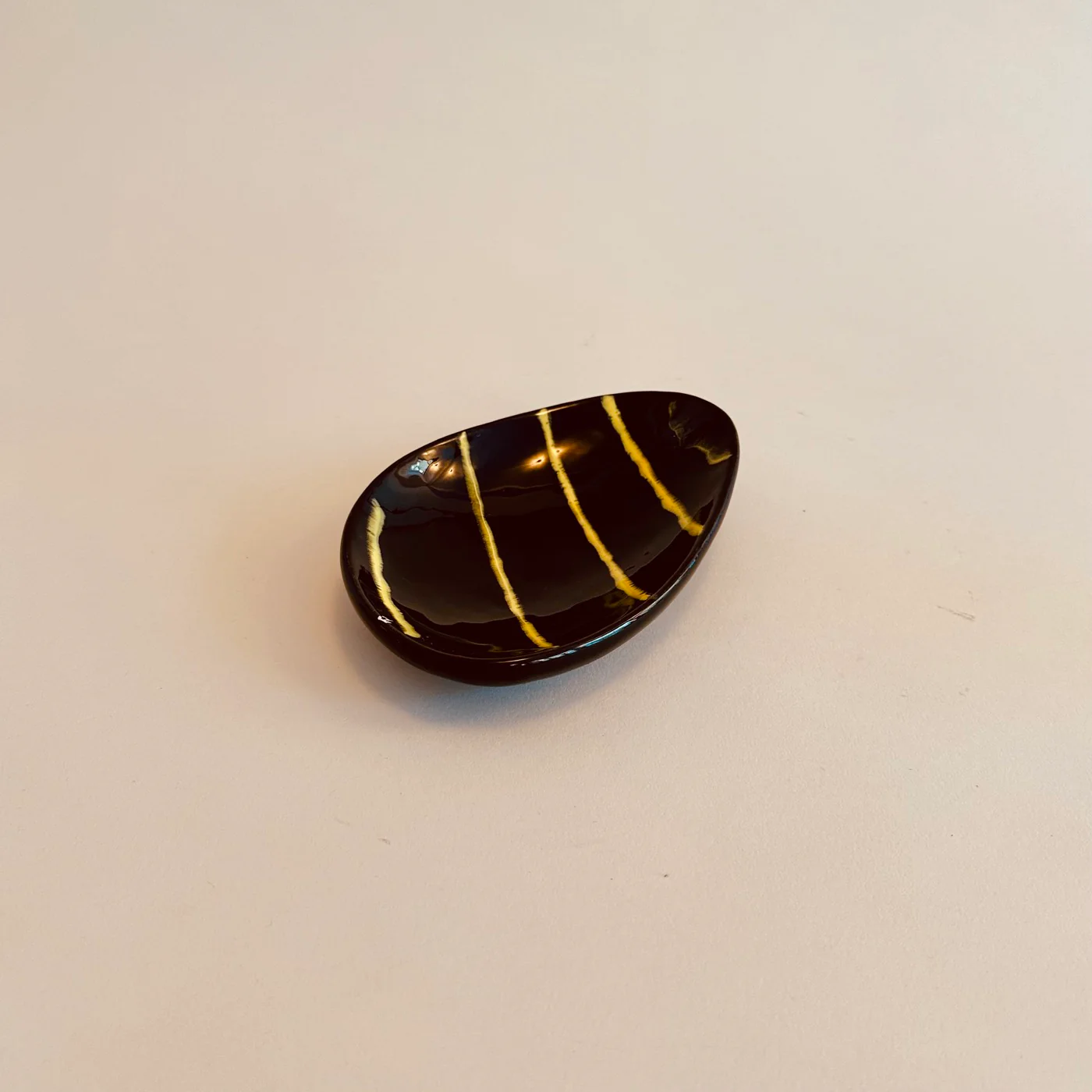 Coupelle En Céramique Noire Et Jaune Vintage