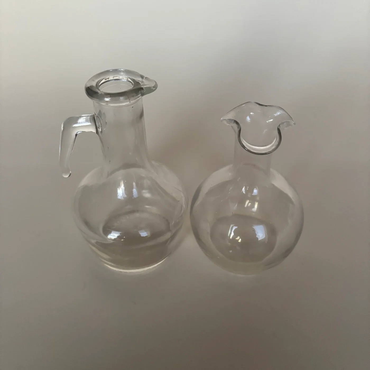 Deux Petits Pichets À Huile - Image 2