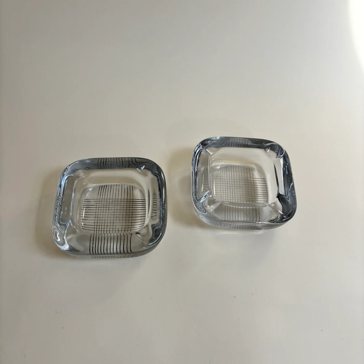Paire De Cendriers En Verre Vintage - Image 2